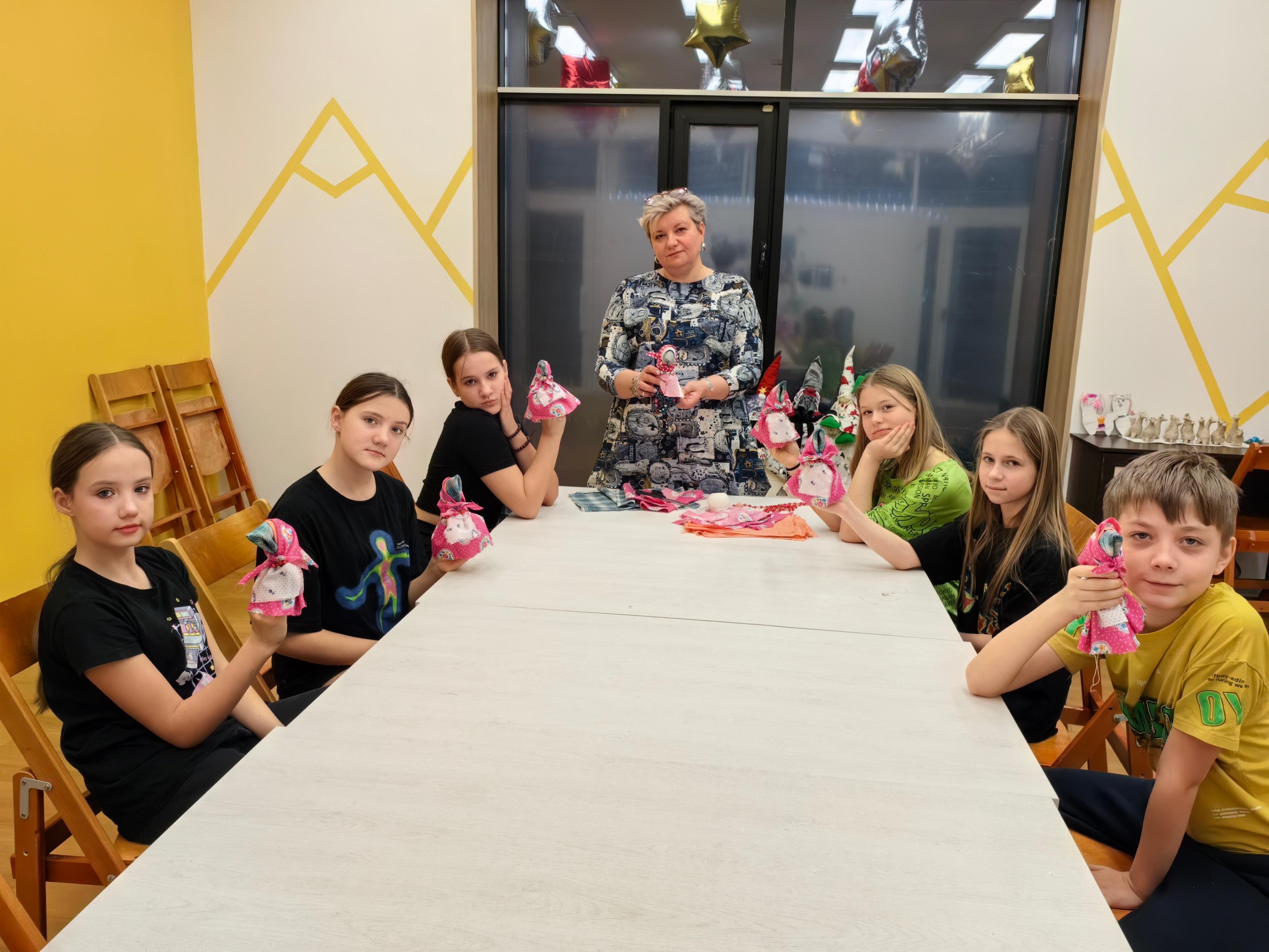 Открытие выставки «Подарочки для любимой мамочки»