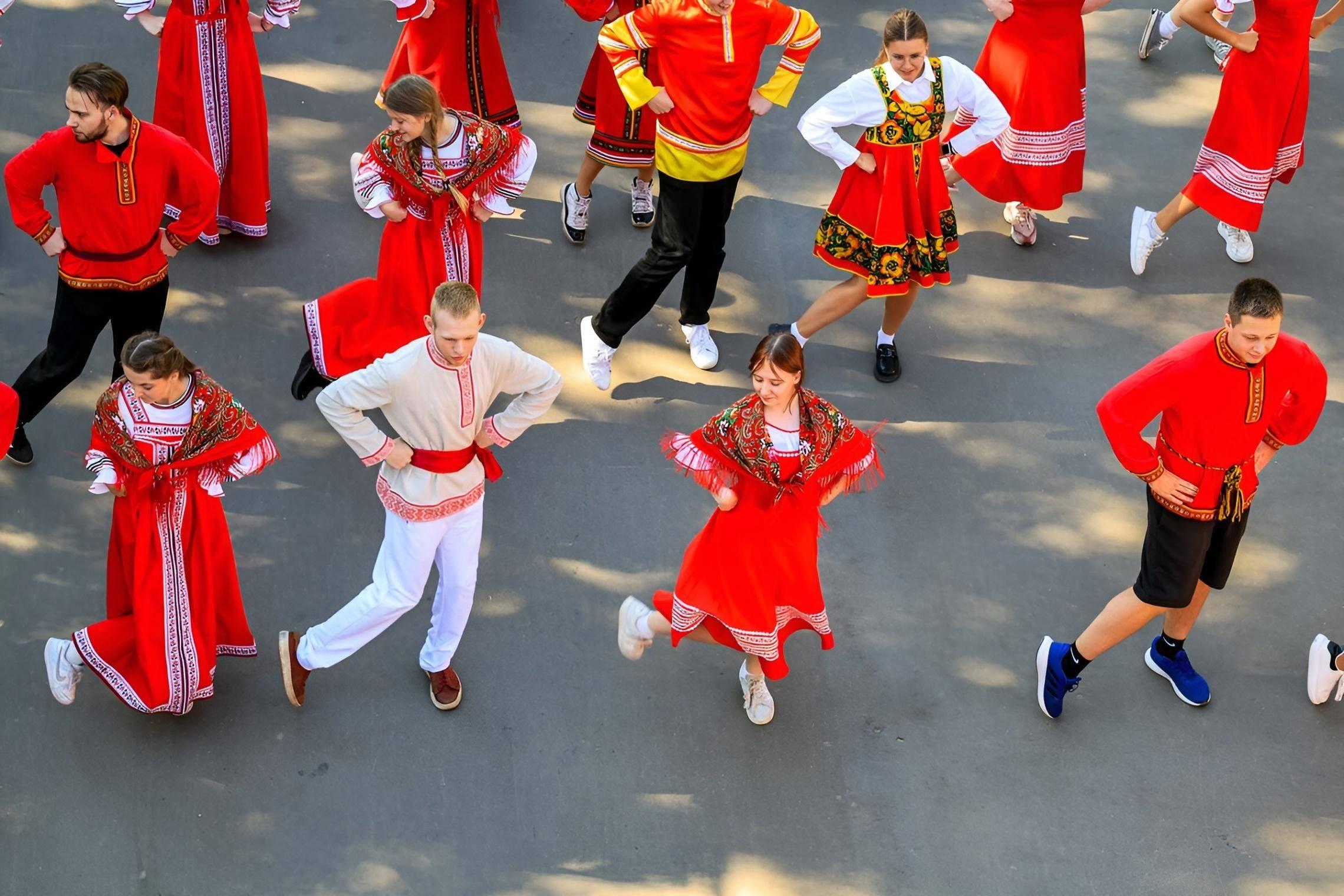 Танцевальный флешмоб «Развернись плечо, размахнись рукав!»