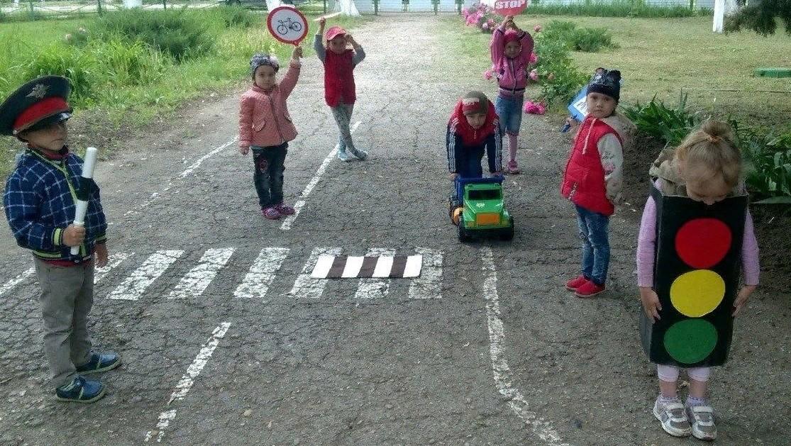 Мероприятие безопасные дороги детям. ПДД В детском саду. Дорожное движение детский сад. Дорожное движение для детей в детском саду на улице. Светофор для игр по ПДД В детском саду.