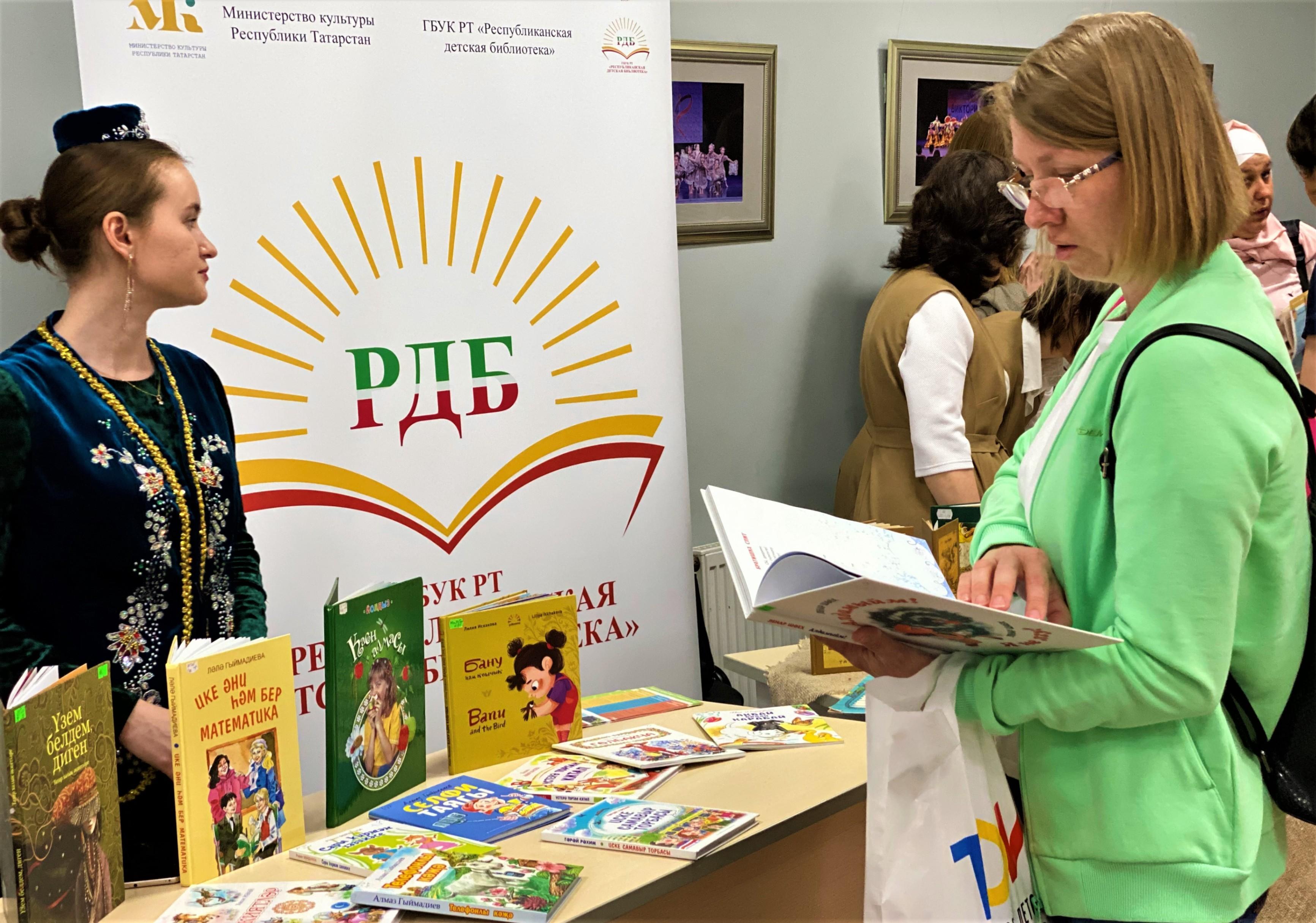 Книжная выставка «Культура объединяет: праздник мастеров»
