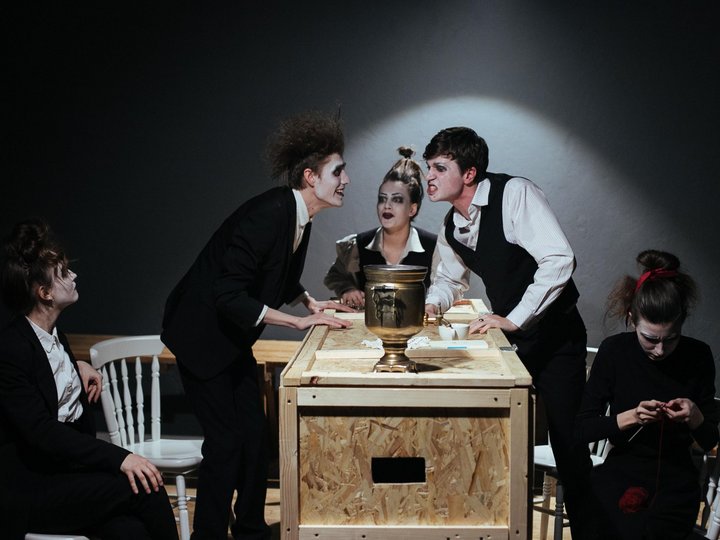 человек в футляре театральная постановка. человек в футляре спектакль. еще один джексон театр на васильевском. человек в футляре театр чехова таганрог.