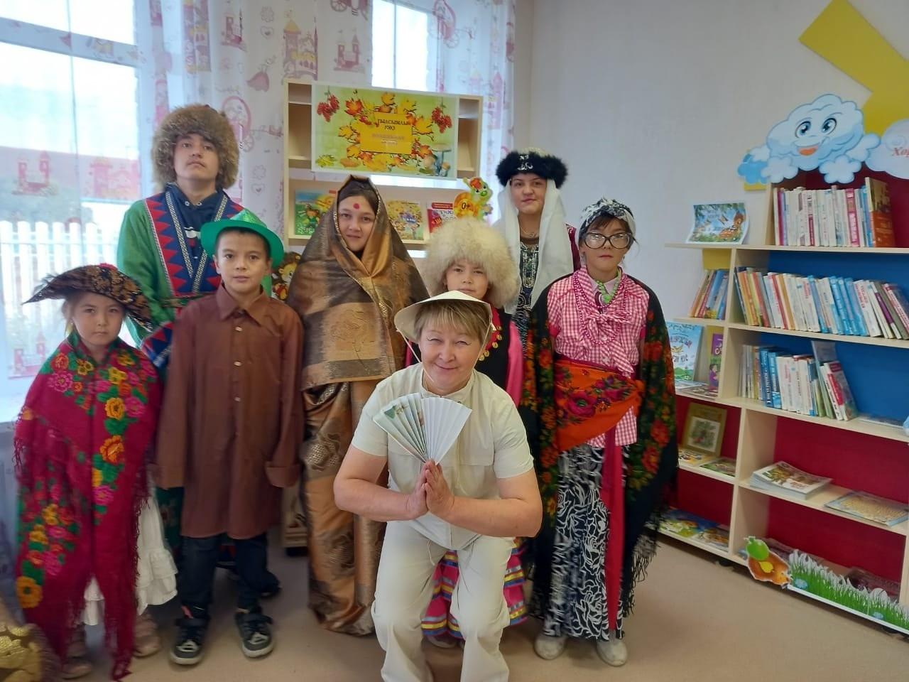 Тематический час «Разные, но единые!»