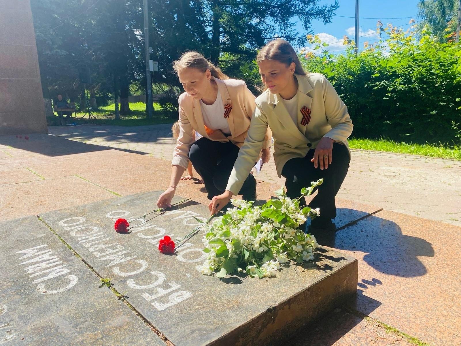 Молодёжная акция возложения цветов к обелиску – «Мы помним, мы гордимся»