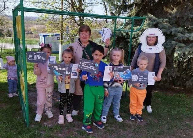 Информационный час «Космос поразительный и загадочный»