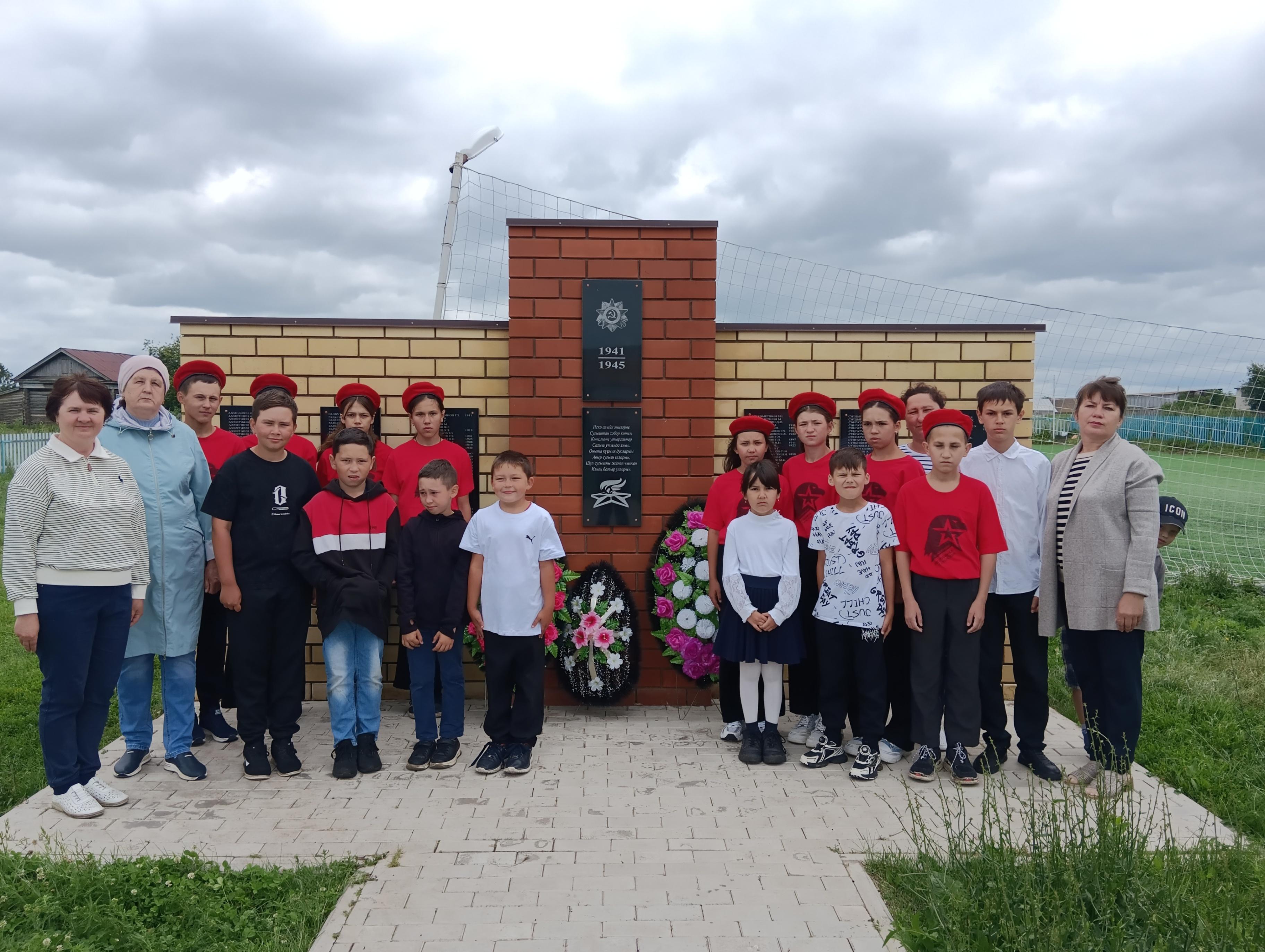 Митинг «Нам дороги эти позабыть нельзя»