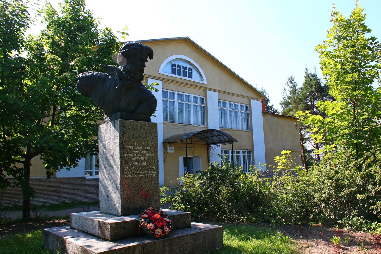 Город холма новгородской. Город холм Новгородской области. Холм Новгородская область площадь Победы. Памятник в Холме Новгородской области. Церковь в холма Новгородской области.