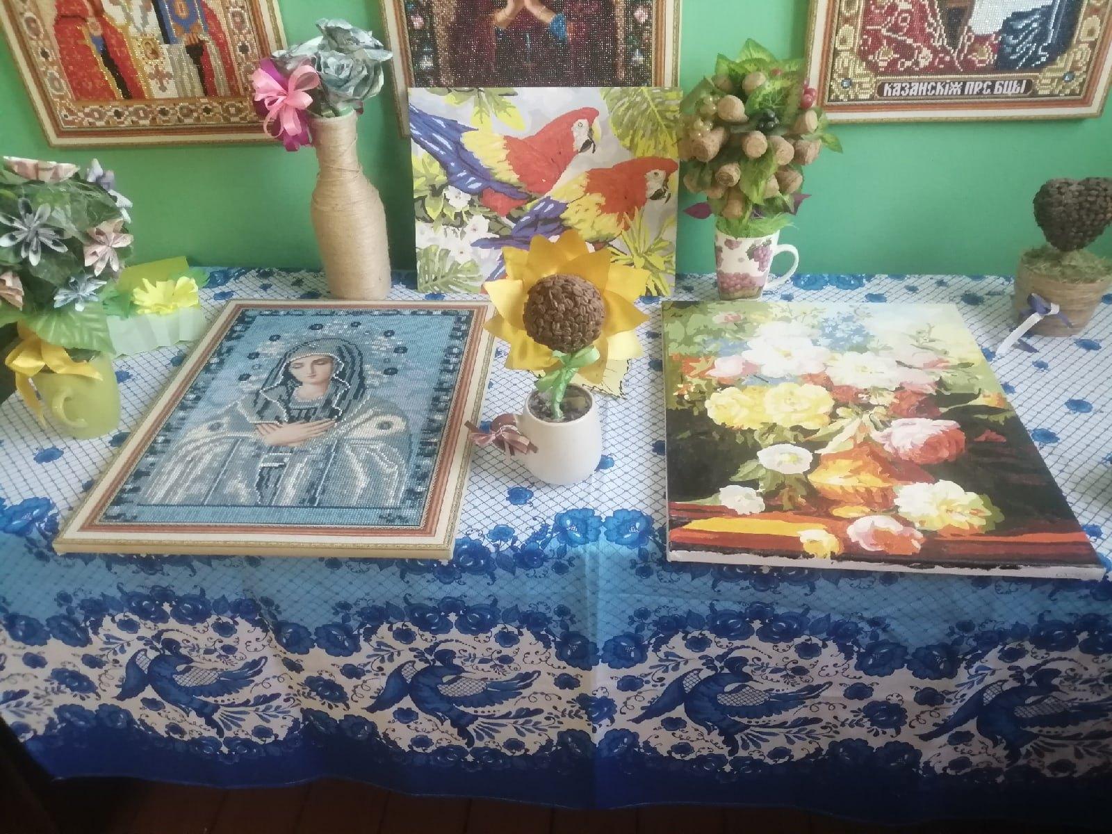 Выставка новогодних рисунков «В блеске елочных огней»