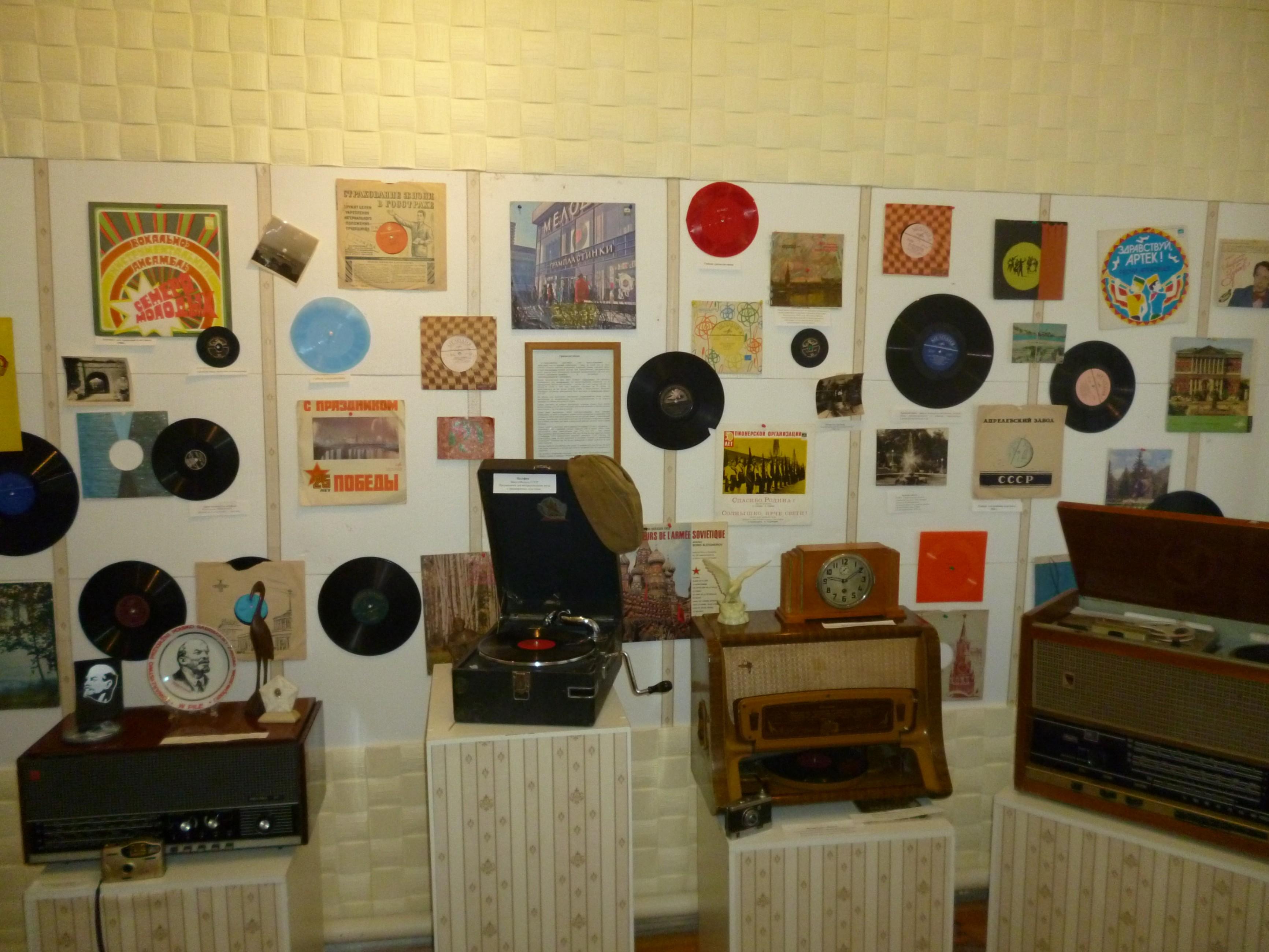 Выставка «Вновь душу волнует знакомый мотив»