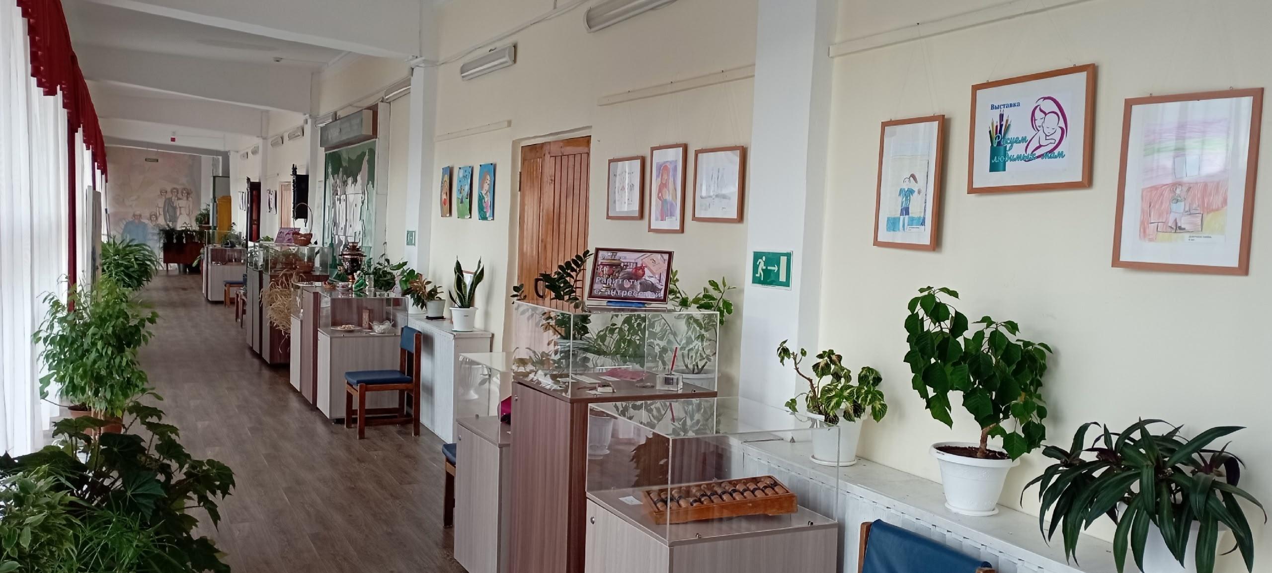 Выставка «Рисуем любимых мам»