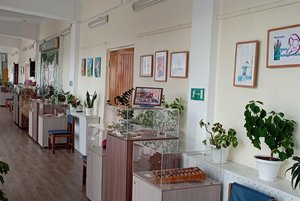 Выставка «Рисуем любимых мам»