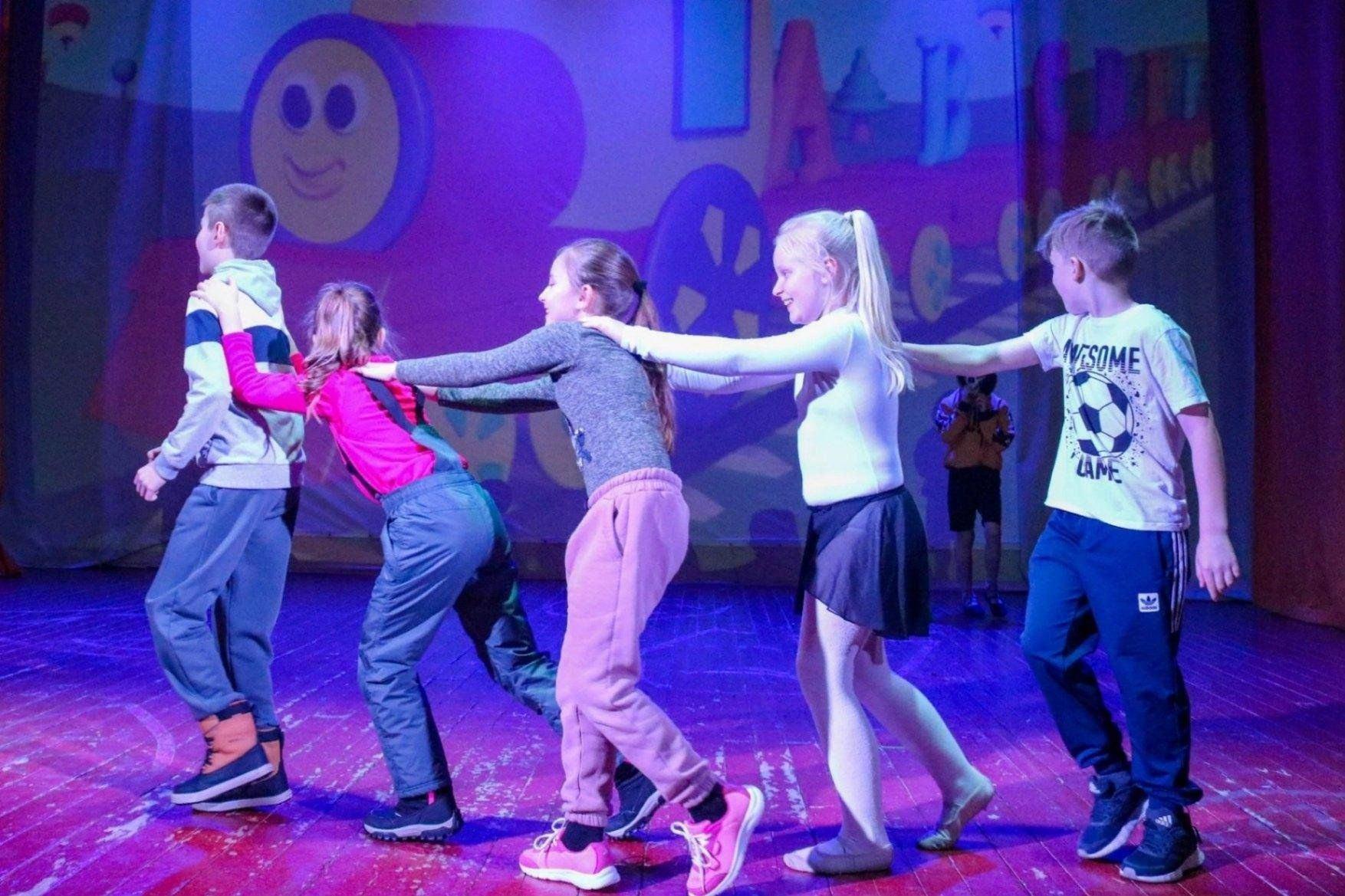 Игровая программа «Танцуют все!»