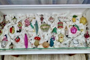 Выставка елочных игрушек и новогодних открыток