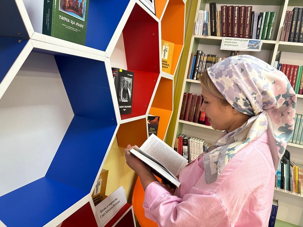 Книжная выставка «Путешествие вглубь: Культурное наследие Магомеда Мусаева»
