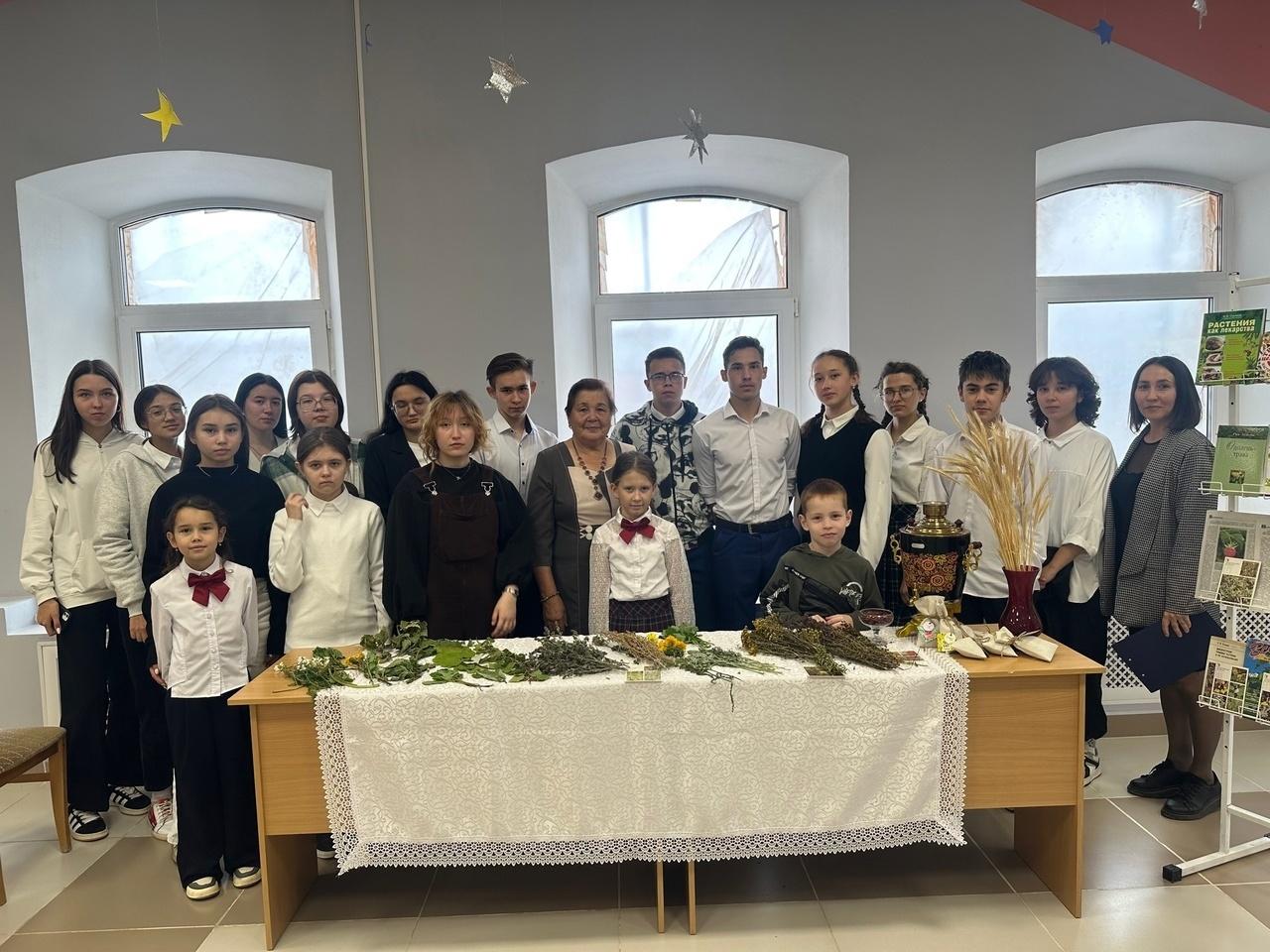 Познавательный час «Я степью хожу, я хожу по аптеке»