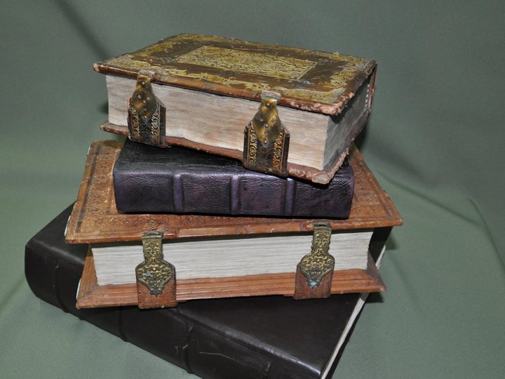 Выставка «Секреты старинных книг»