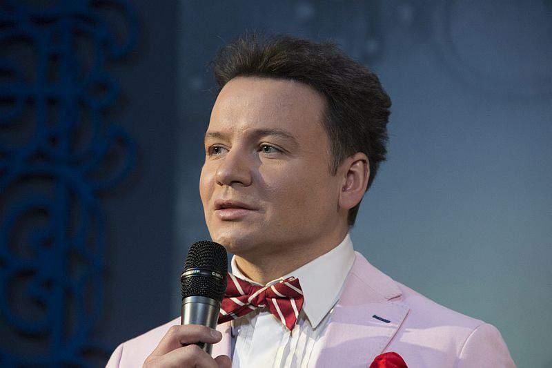 Спектакль «Аленький цветочек». Читает с оркестром Александр Олешко