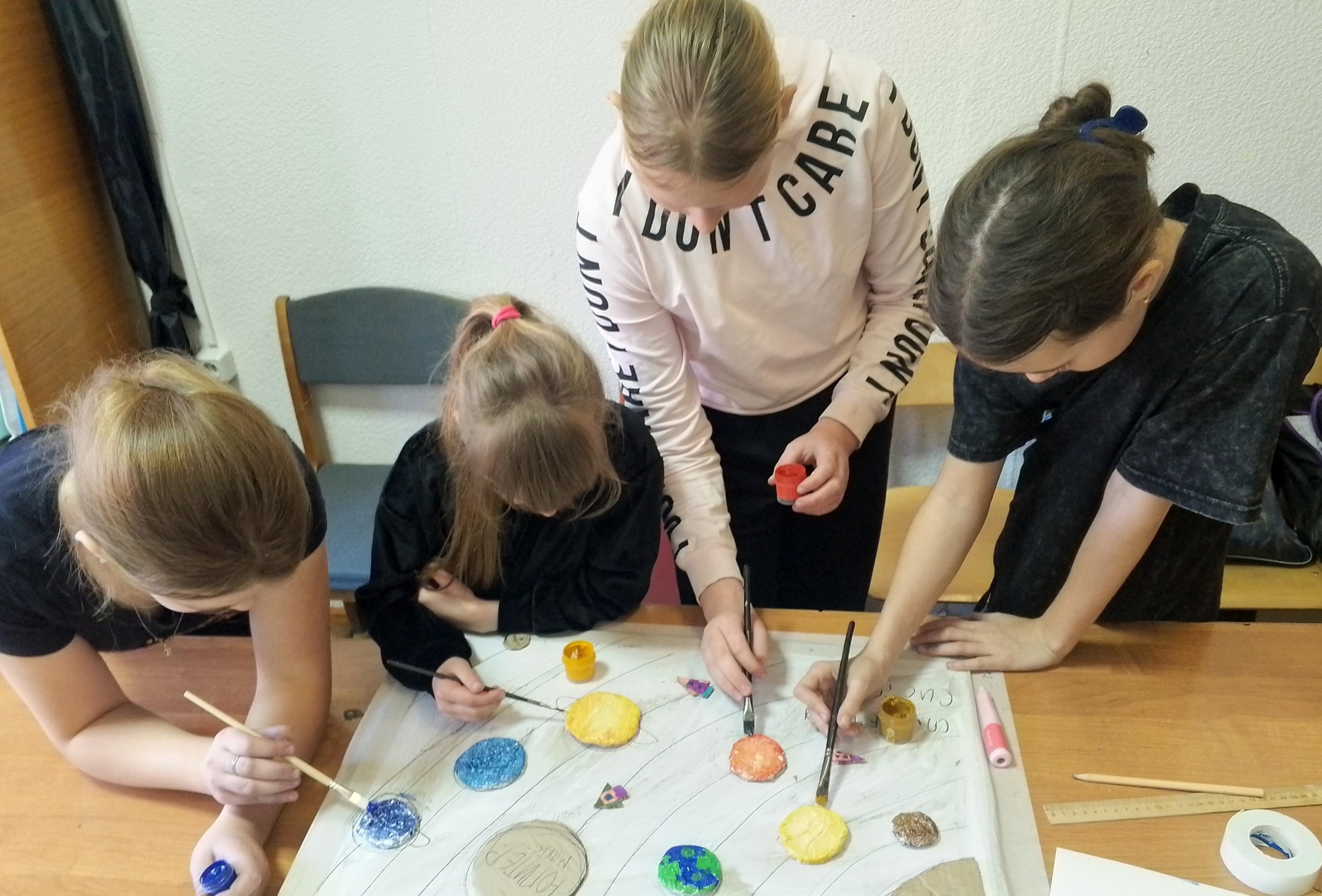 Выставка детских рисунков ко Дню космонавтики