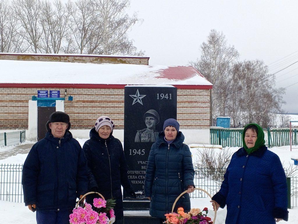 Возложение венка к памятнику «Подвиг твой бессмертный»