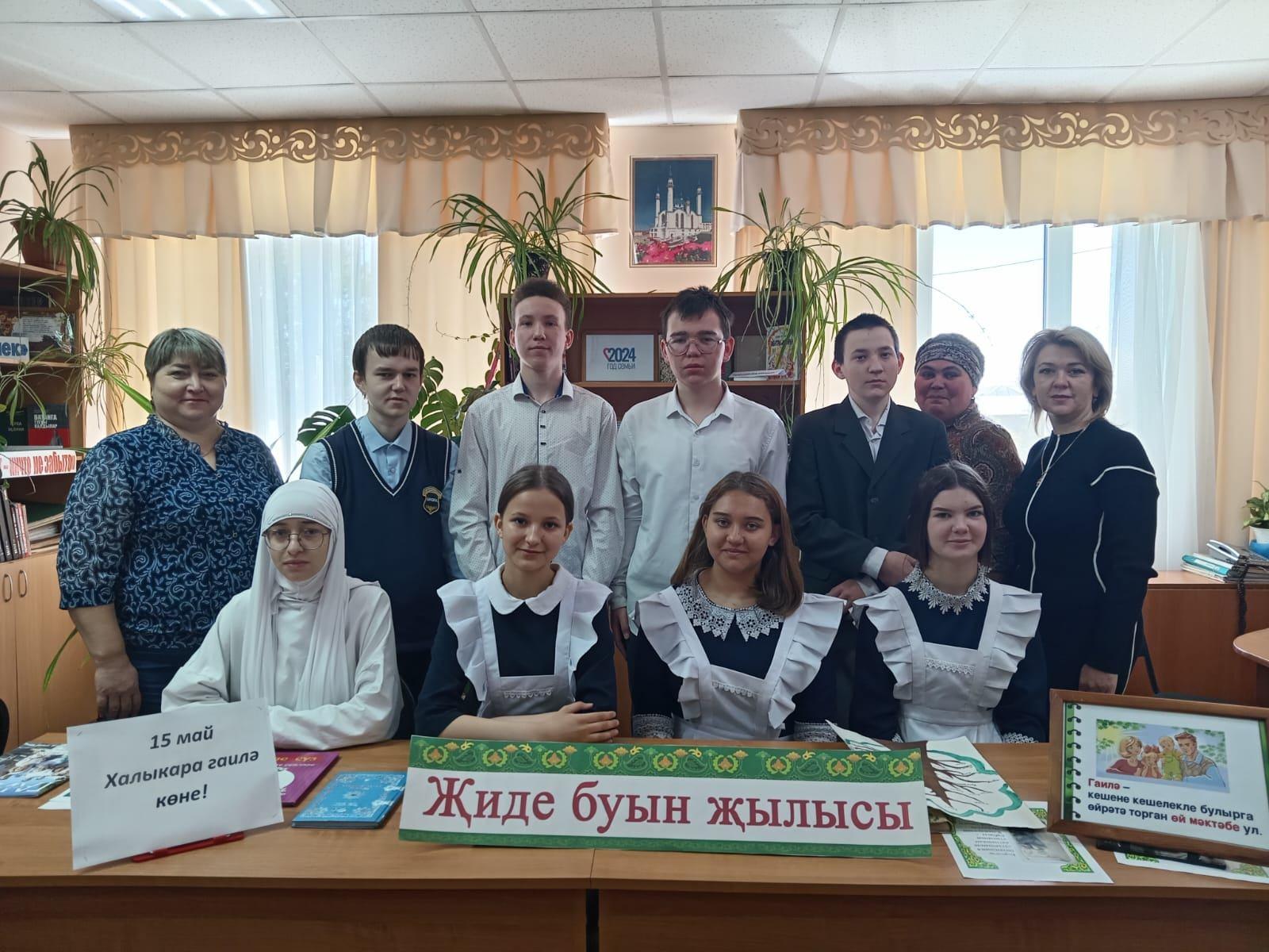 Тематический час «Все начинается с семьи»...
