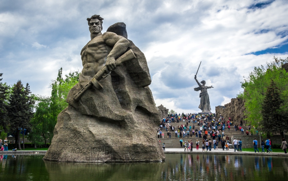 Мемориальный комплекс героям Сталинградской битвы. Мемориальный комплекс Мамаев Курган. Волгоградский мемориал Мамаев Курган.