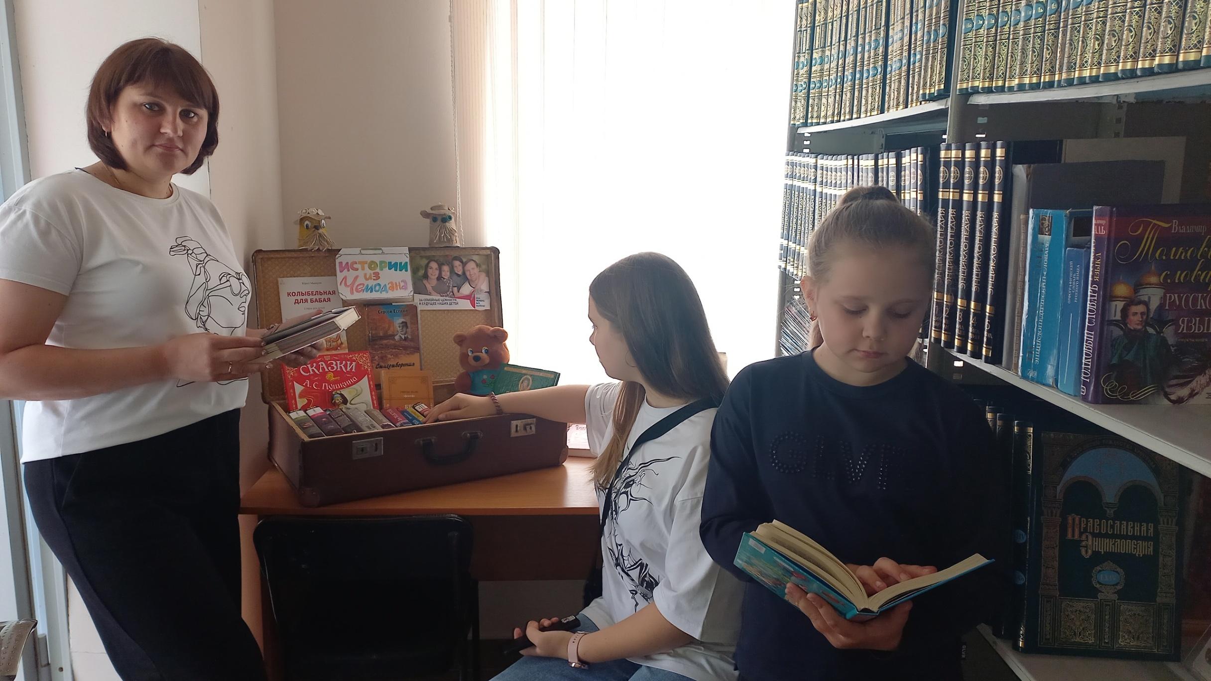 Книжная выставка «Семьи волшебное тепло»