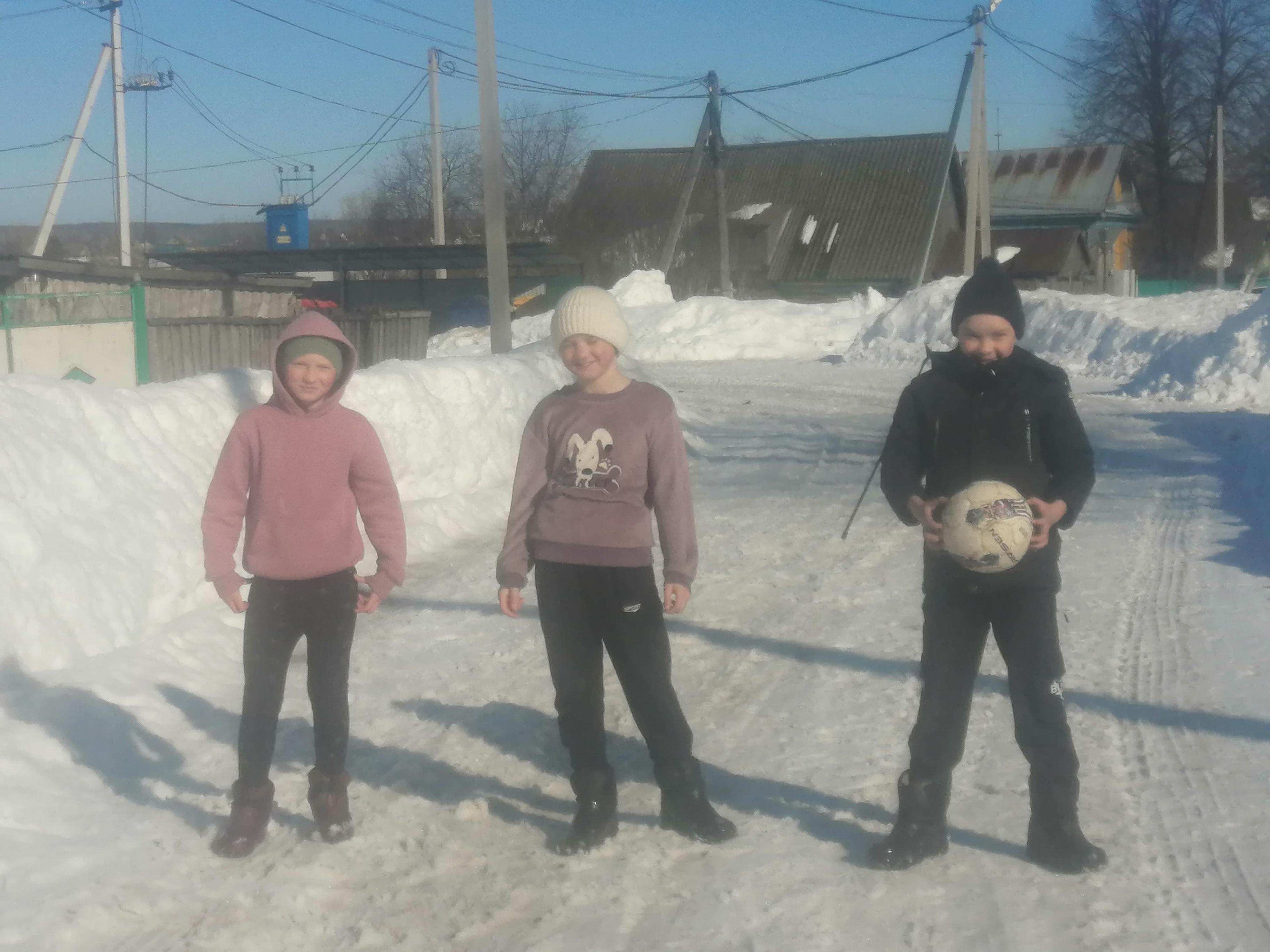 Мы любим играть футбол