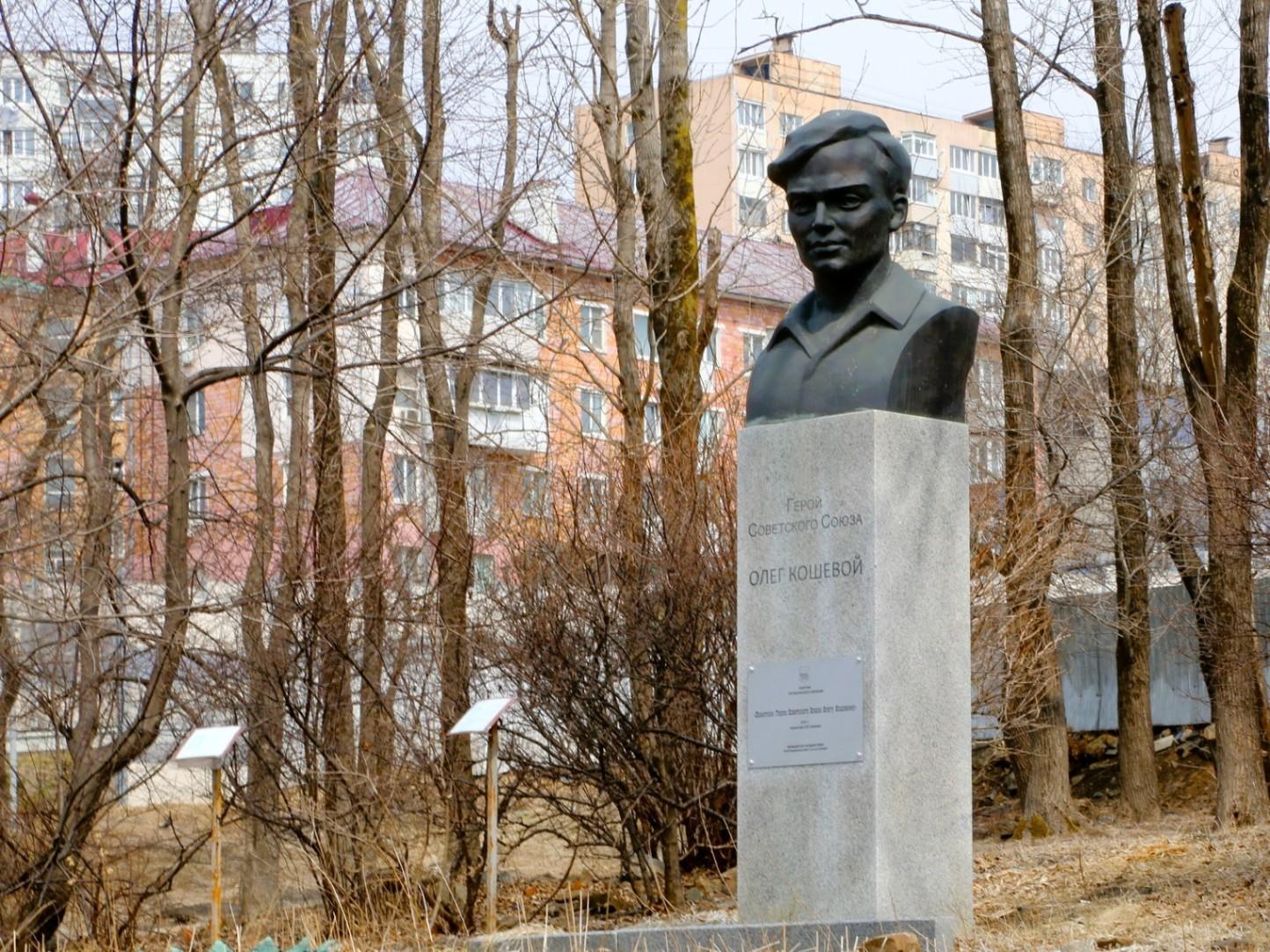 Книжная выставка «Прославленный в веках»