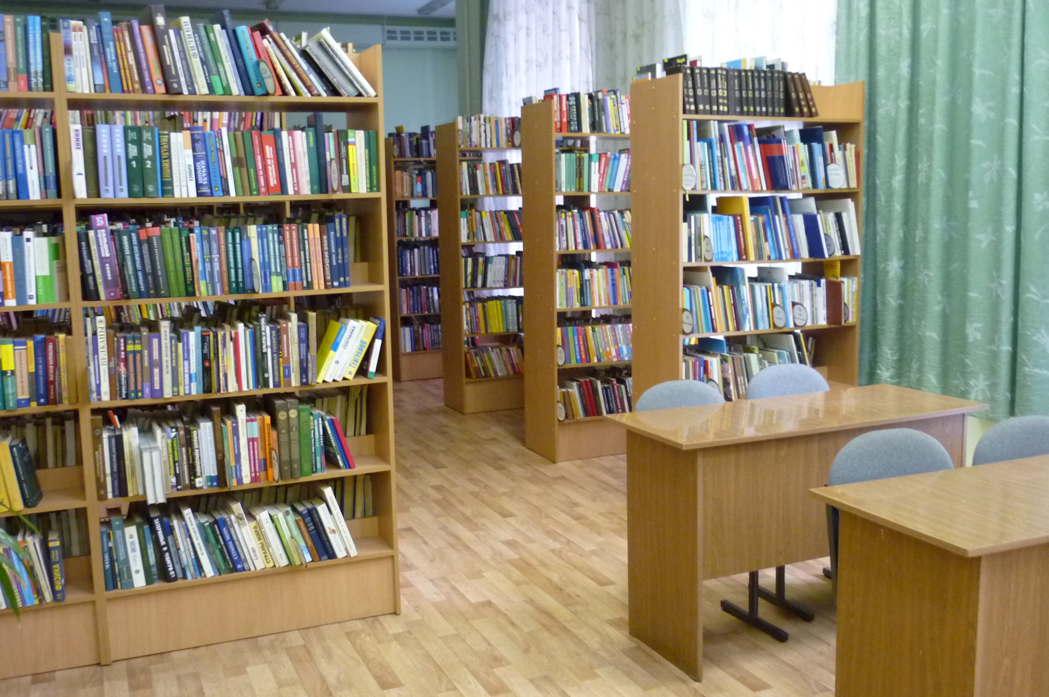 В библиотеке два читальных. Школьная библиотека. Biblateka. Библиотека в школе. Фотография библиотеки.