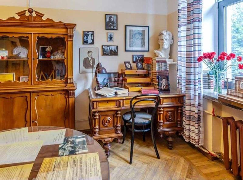 Экскурсия «Маяковский читает»