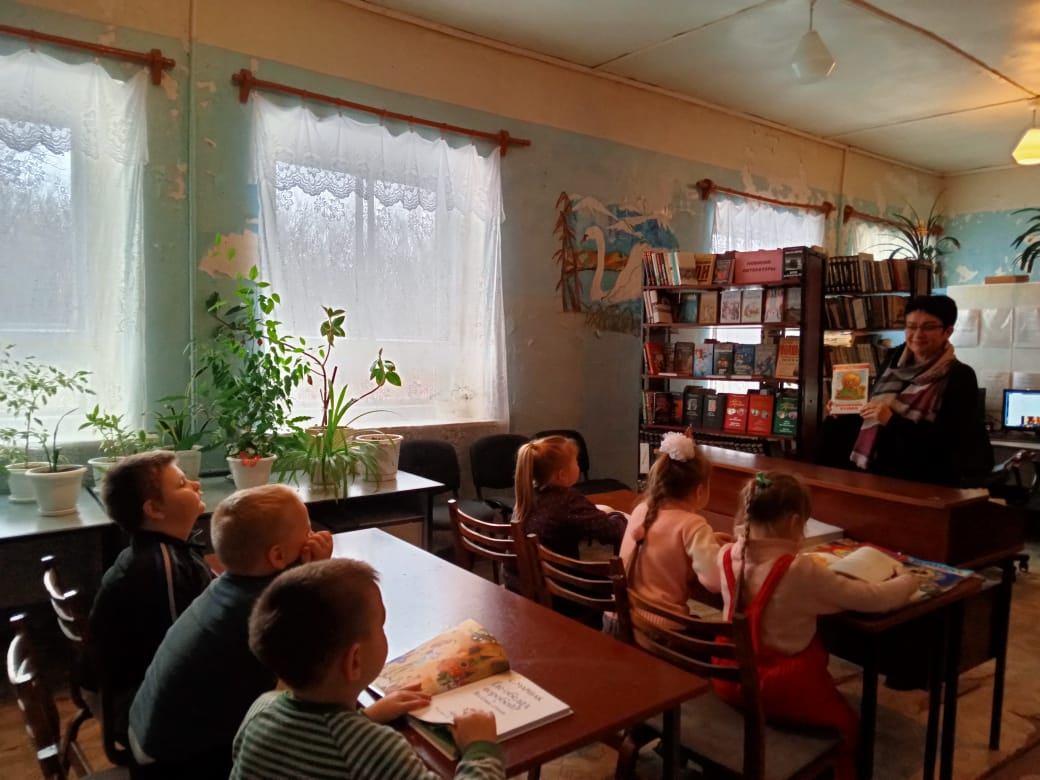 Книжная выставка «Женское лицо Победы»