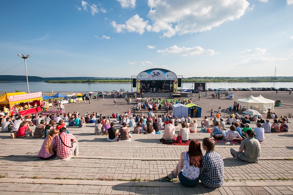 Концертная площадка на нижней террасе Лагерного сада