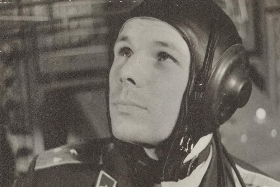 Книжная выставка «Путешествие к звездам» (к 65-летию первого полёта в космос Ю. Гагарина)