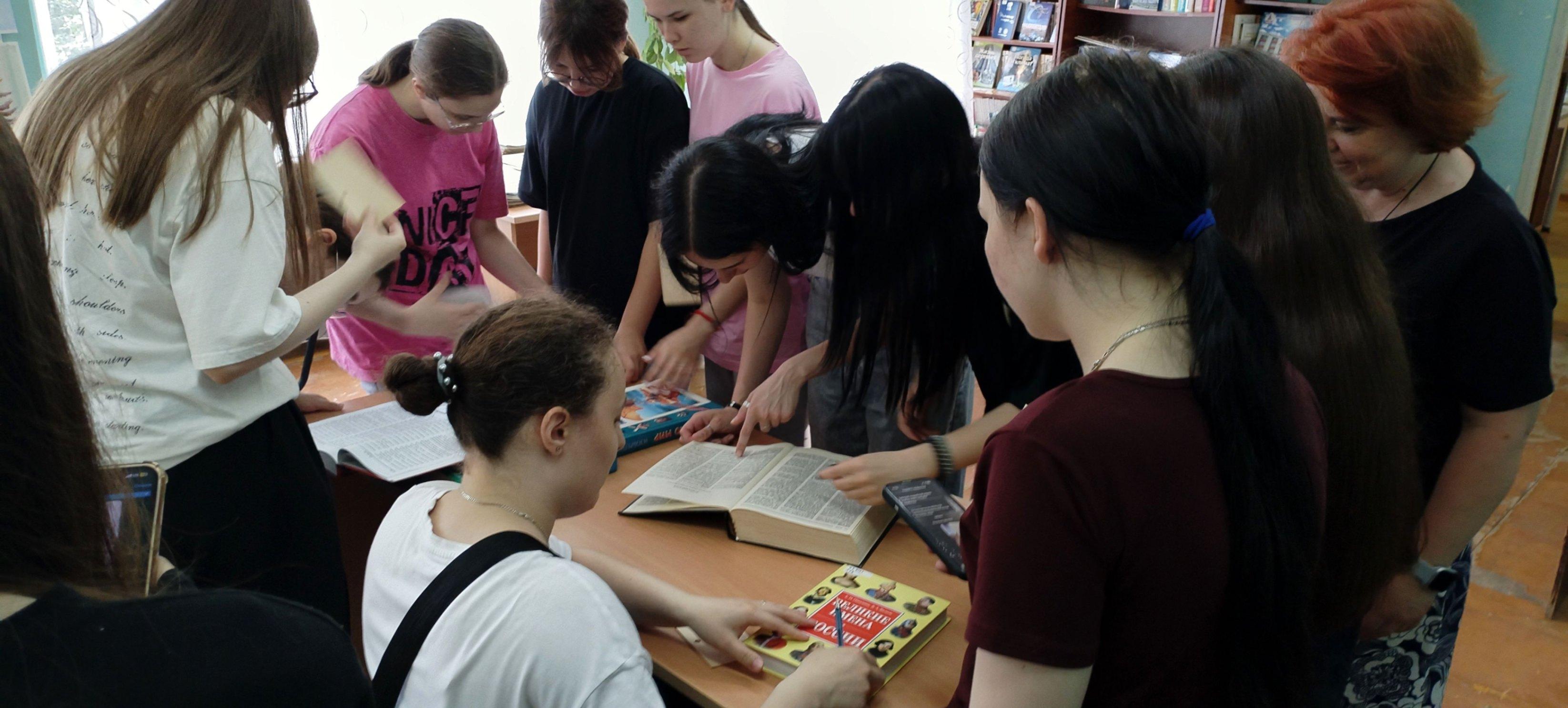 Интеллектуально-состязательная игра «Знатоки русского языка».