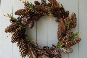 Мастер-класс «Венок из шишек «Зимняя сказка»