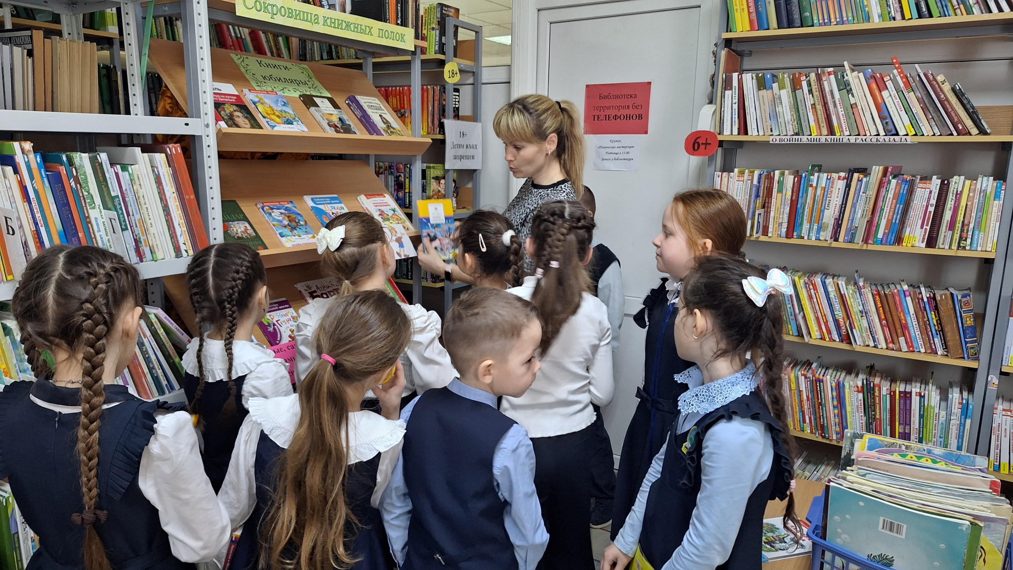 Книжная выставка - «Книги о войне – память поколений»