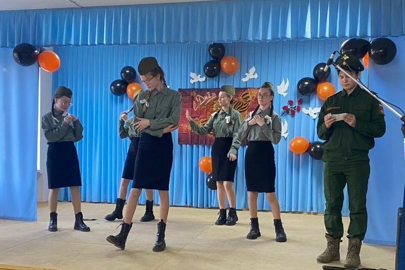 Литературно - музыкальный вечер «Поклонимся великим тем годам...»