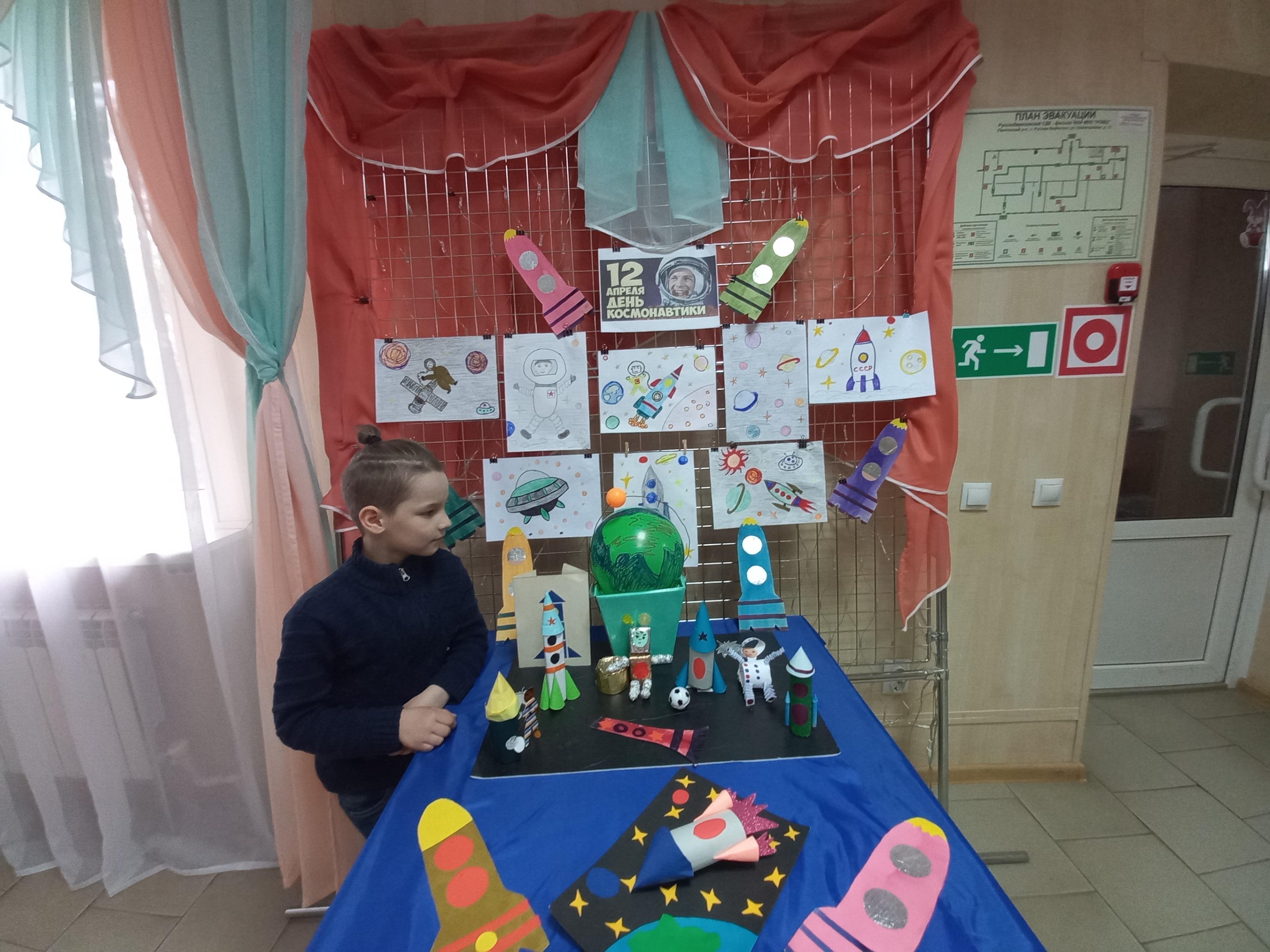 Выставка детских работ«Путешествие в космос»