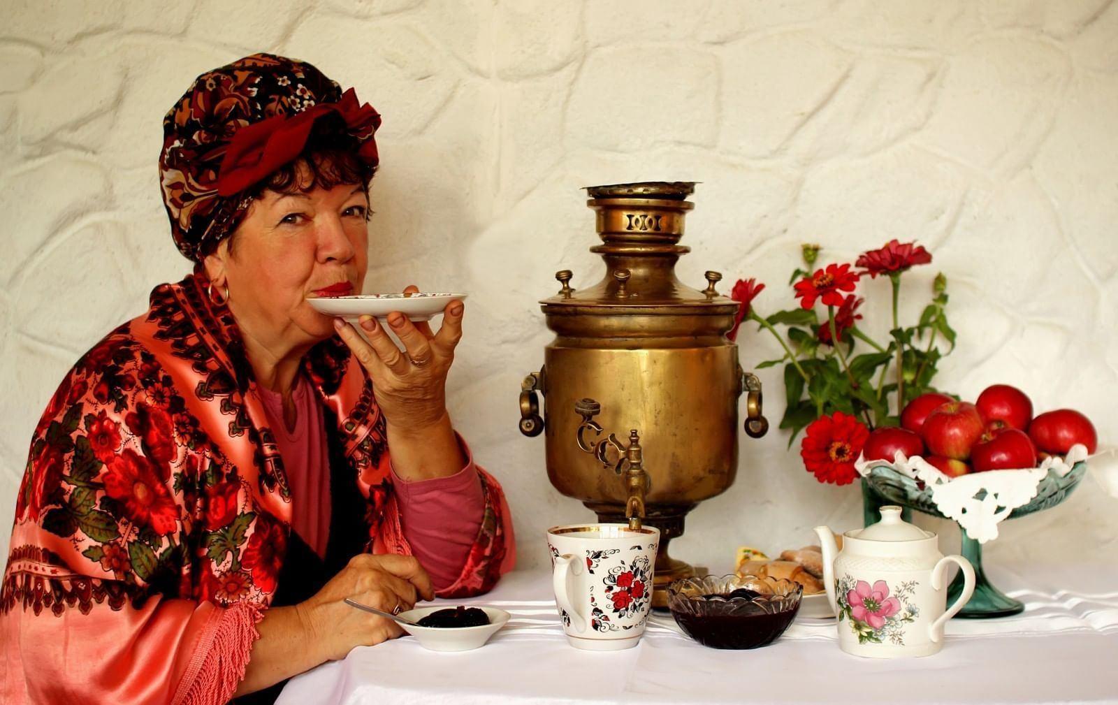 Сидела за самоваром. Бабушка с самоваром. Посиделки у самовара. Самовар чай. Посиделки для пожилых.