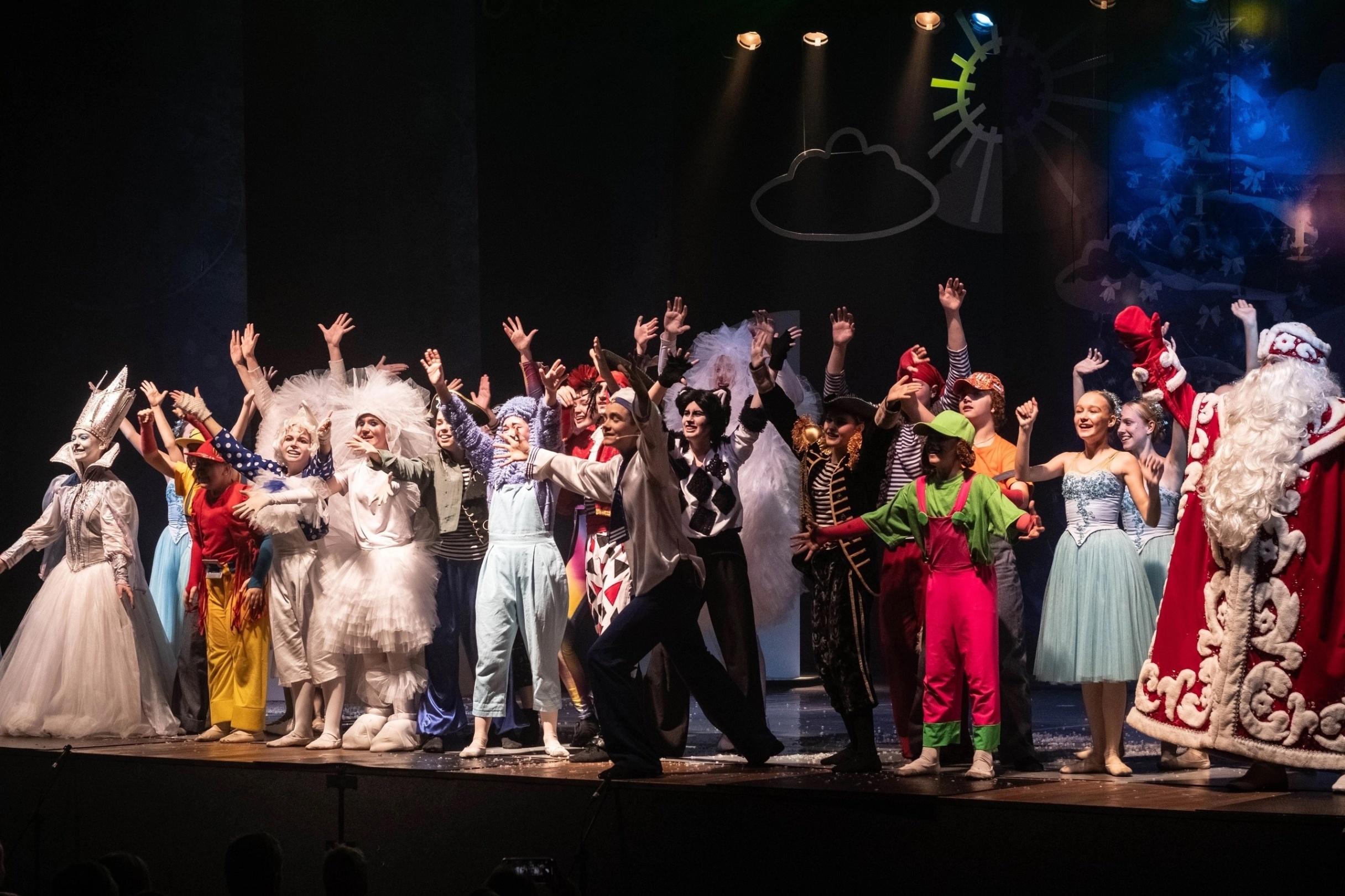 Новогоднее представление «Когда зажигаются елки»