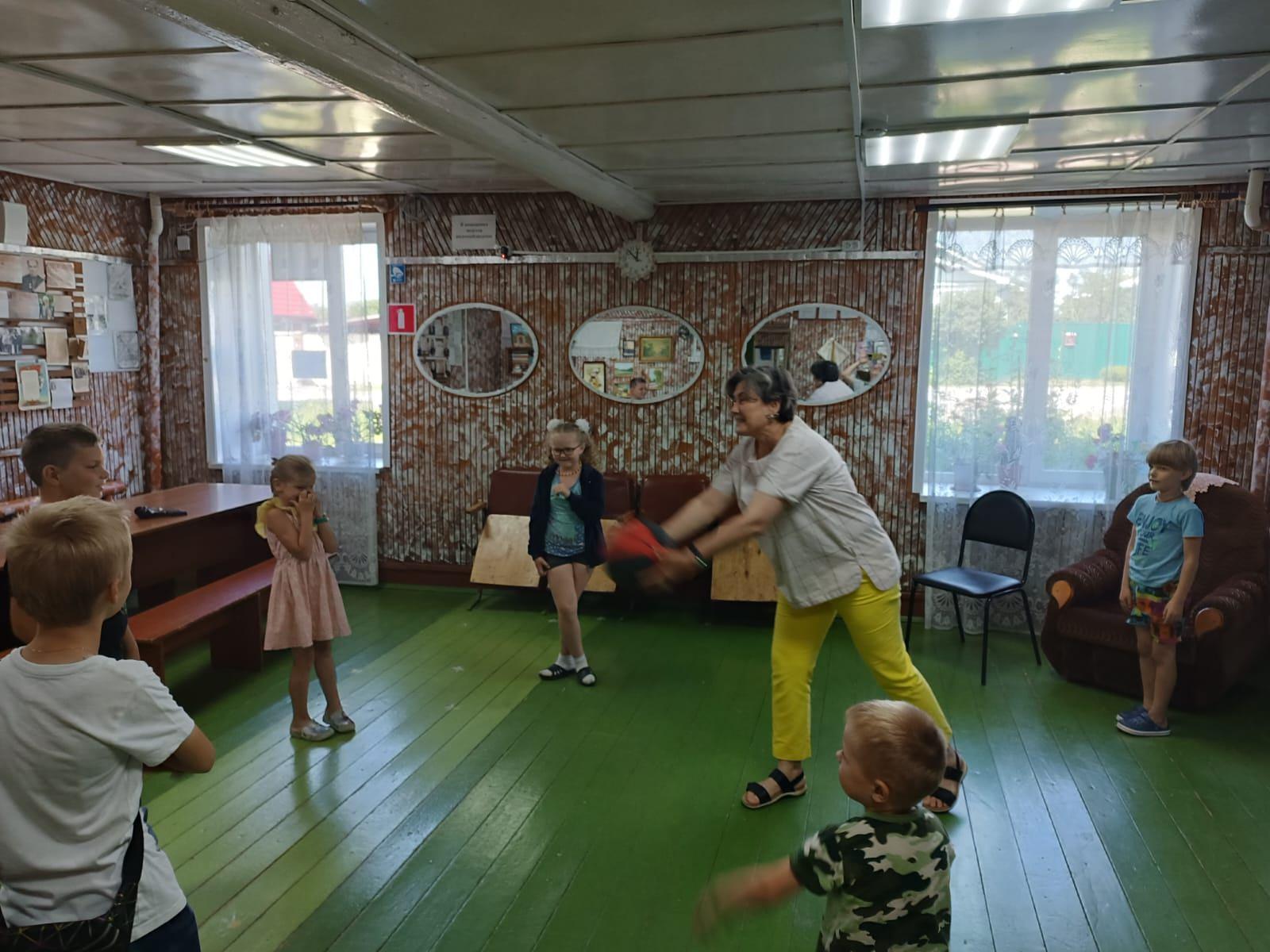 Познавательно-игровая программа «От объятий станет всем теплей!»