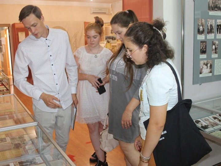 Мини-выставка «Учителями славится Россия»