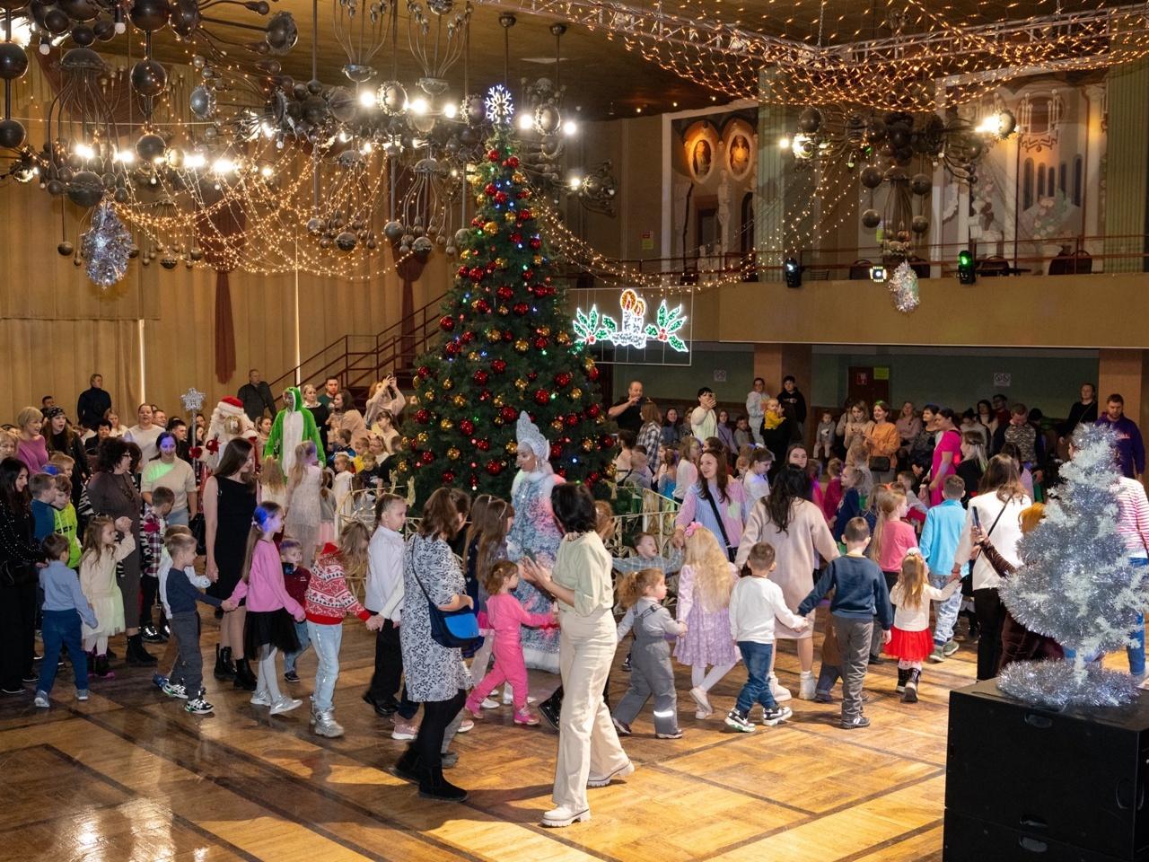 Концерт «Новогодние игрушки, танцы, песни и хлопушки»