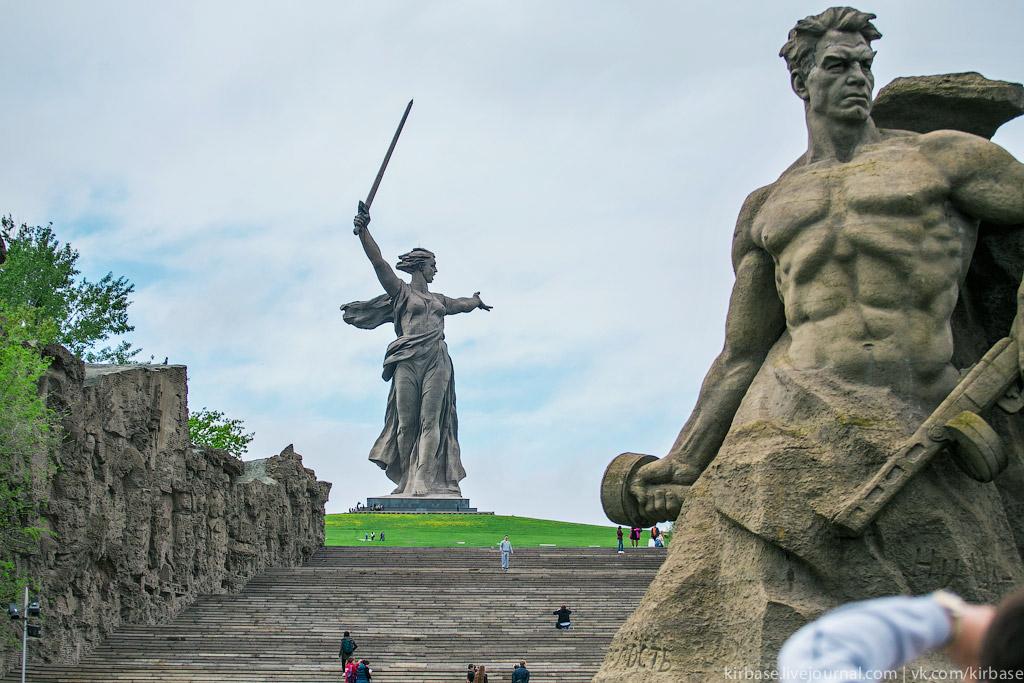 Снять квартиру волгоград посуточно мамаев курган. Монумент Родина мать в Волгограде. Статуя Родина-мать в Волгограде. Обелиск Родина мать в Волгограде.