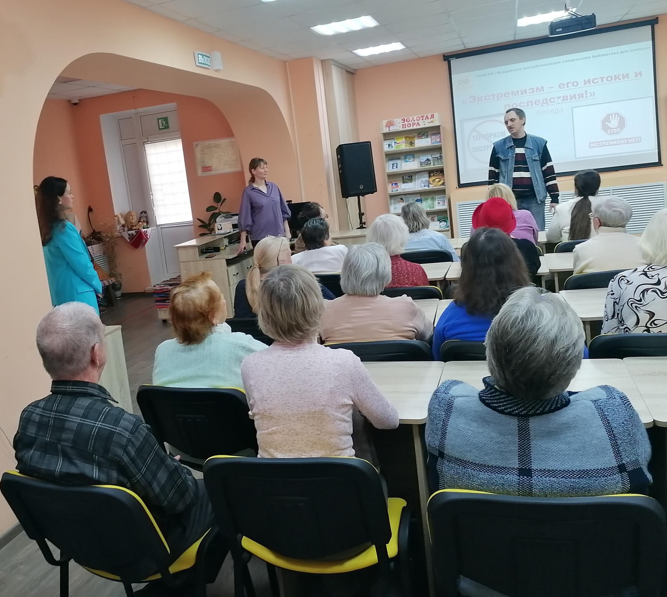 «Будьте бдительны!»: книжно–иллюстративная выставка