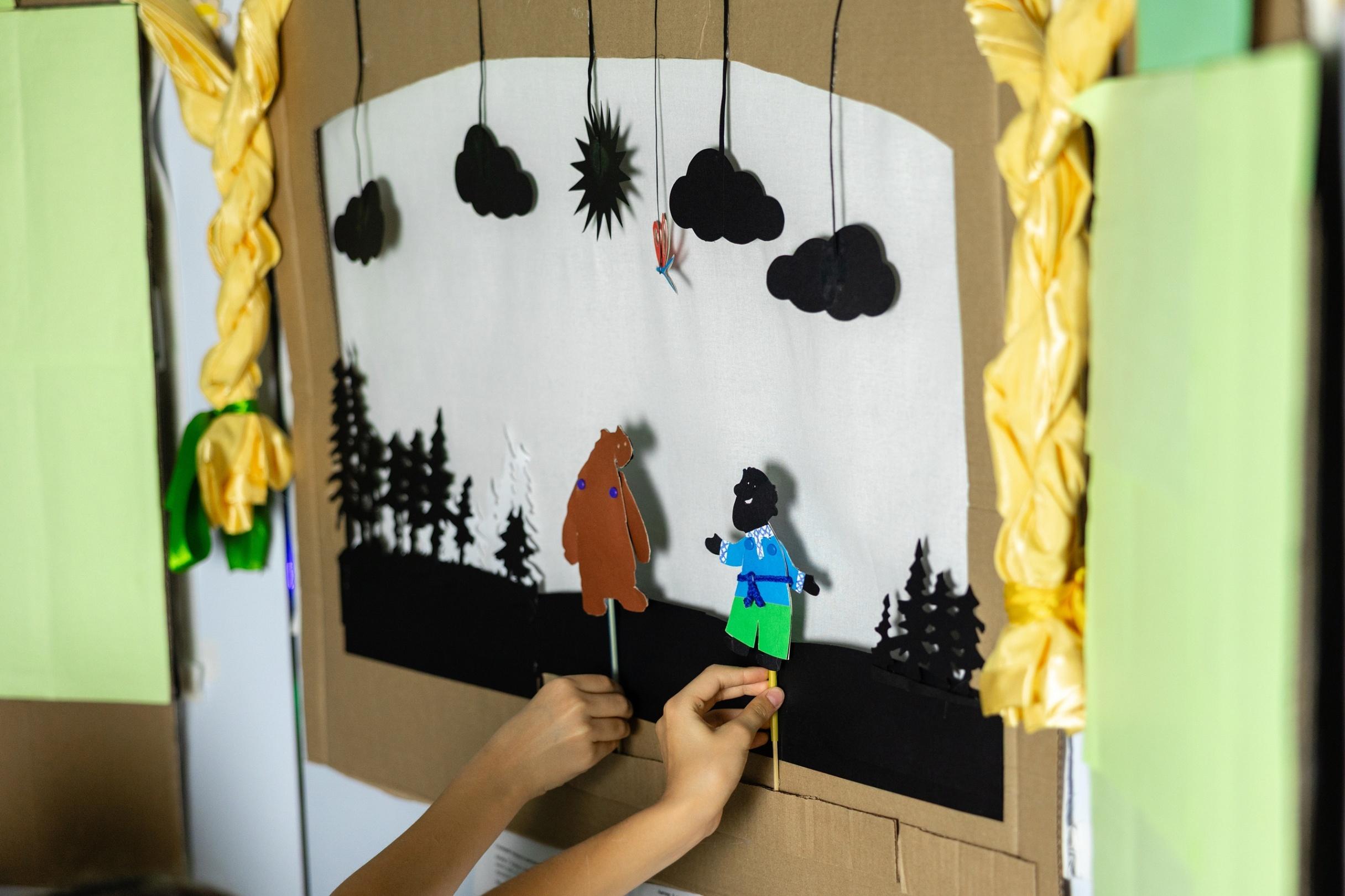 Постановка теневого спектакля «Вершки и корешки»