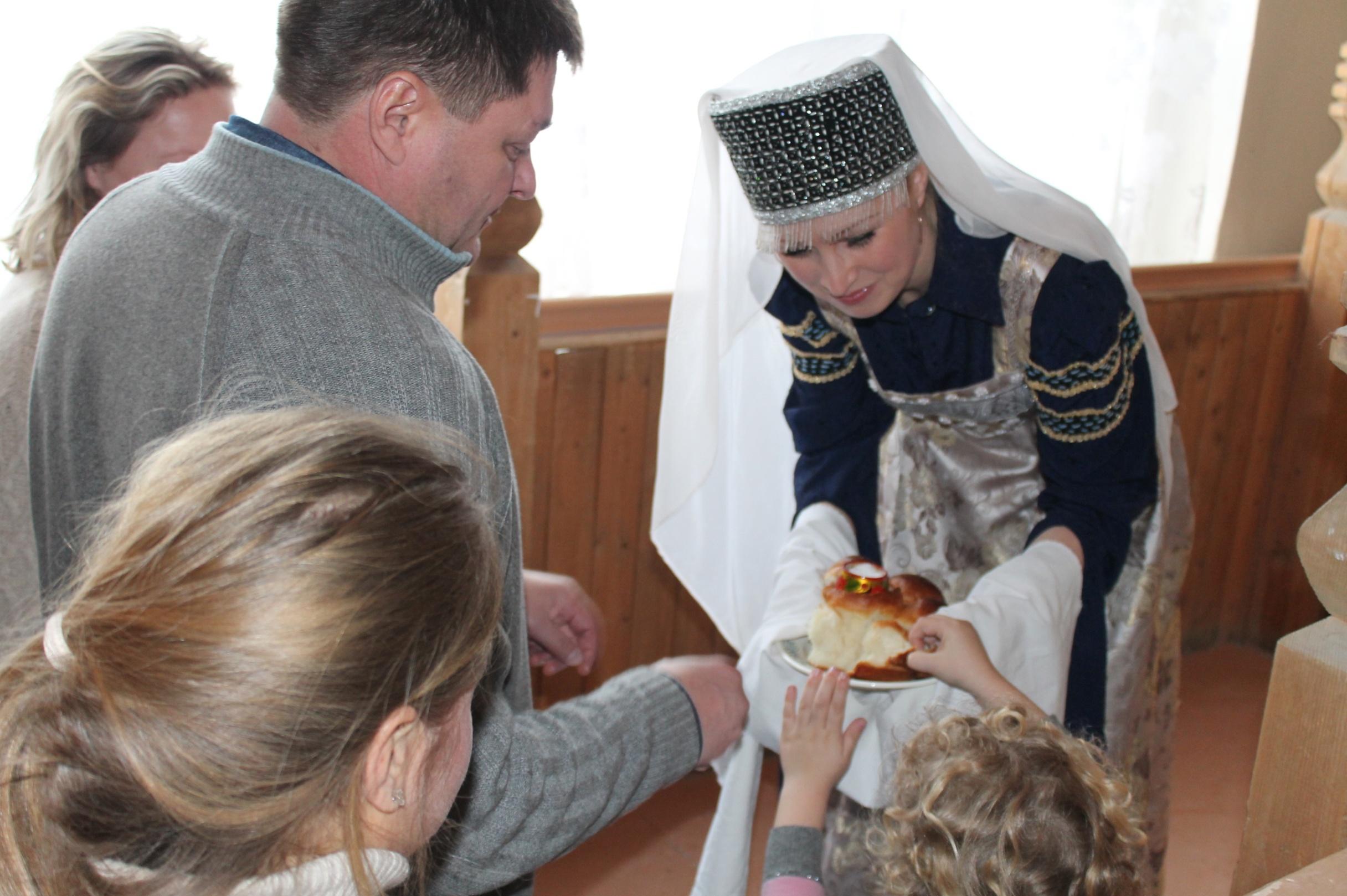 Экскурсионно-игровая программа «Не красна изба углами»