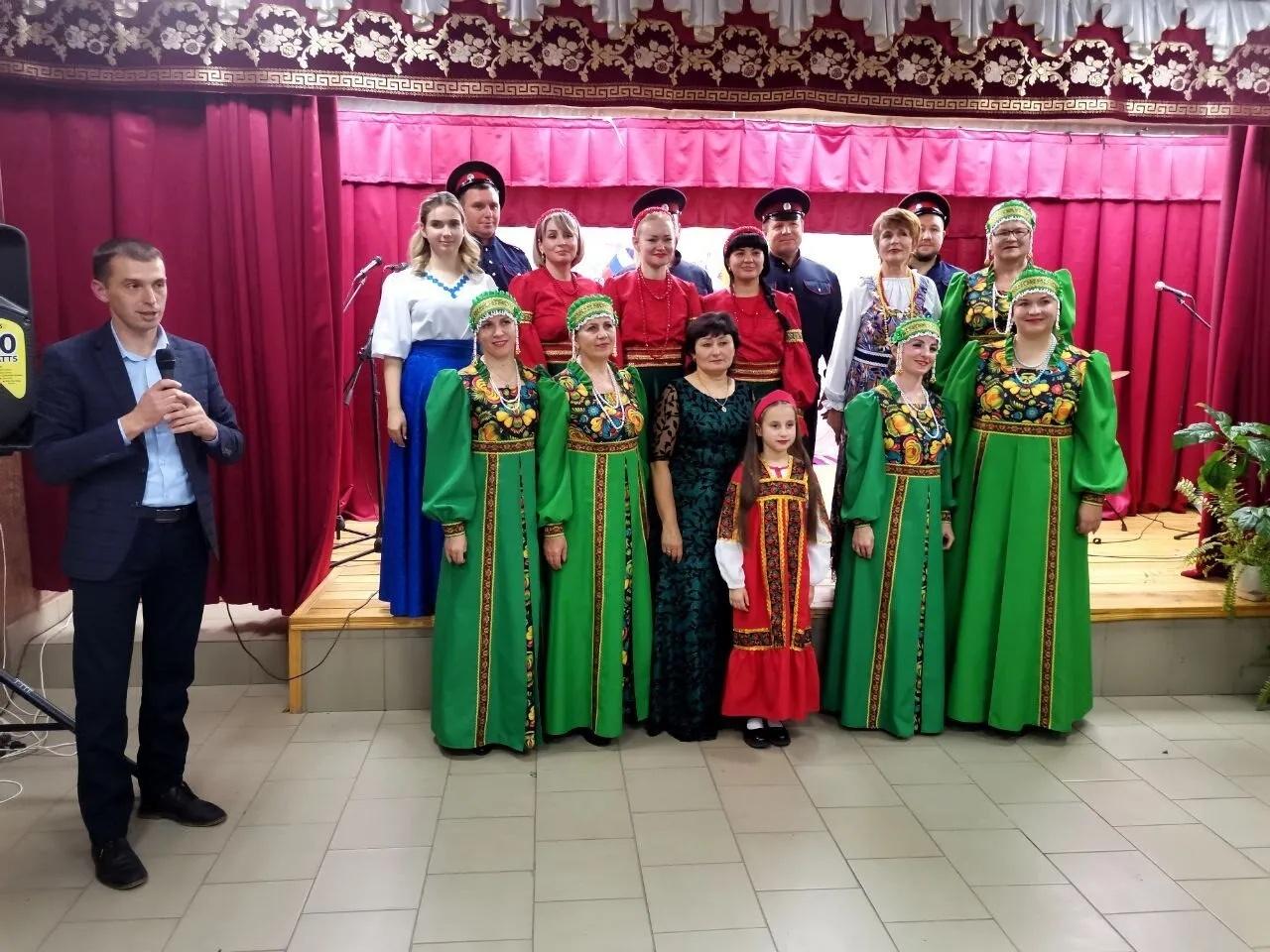 Праздничная программа «Любовь и верность - два крыла»
