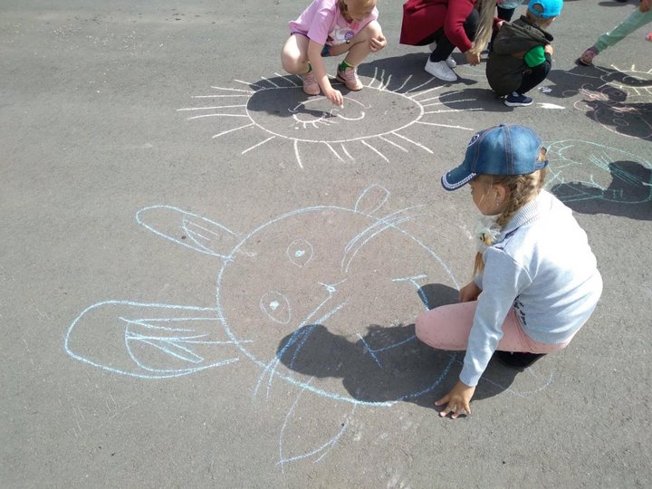 Военные рисунки мелом на асфальте