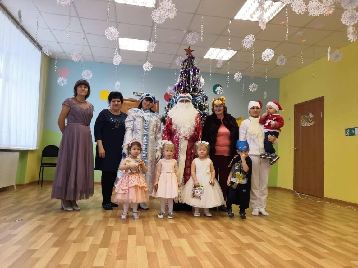 Театрализованное представление «Забавы у новогодней ёлки»