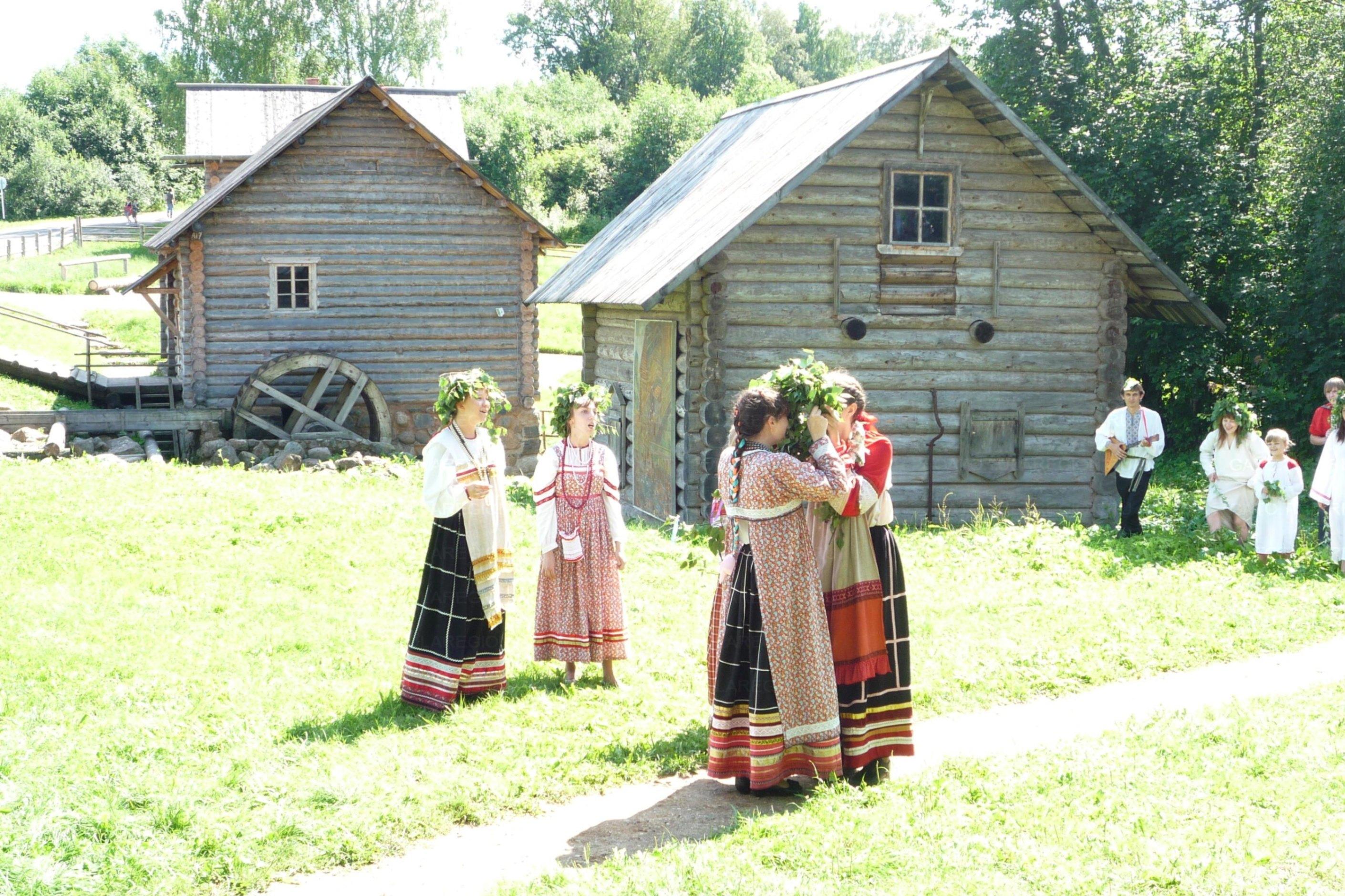 Виртуальная выставка «Обычаи и традиции праздника Святой Троицы в Тульской губернии»